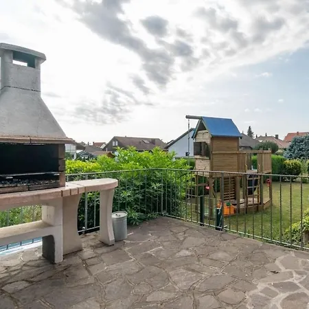 With 1 Bedroom Roschbach